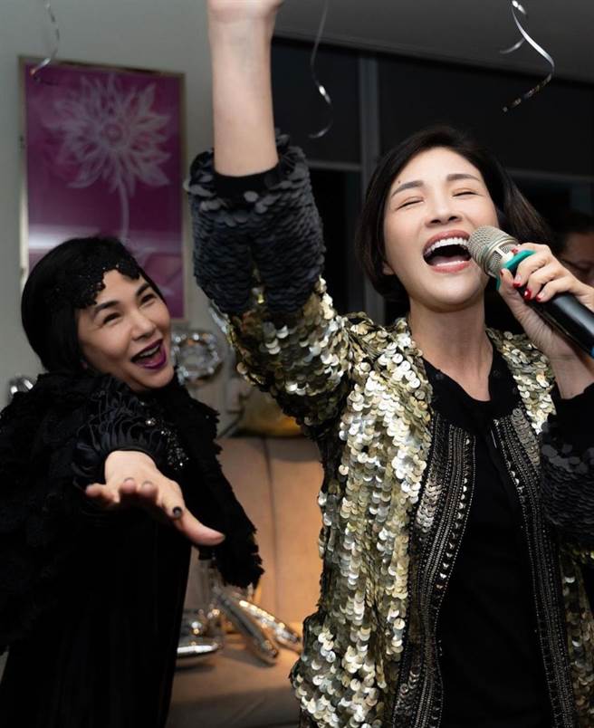 蒋雅淇（右）在宴会上与张清芳高歌一曲。（翻摄蒋雅淇IG）