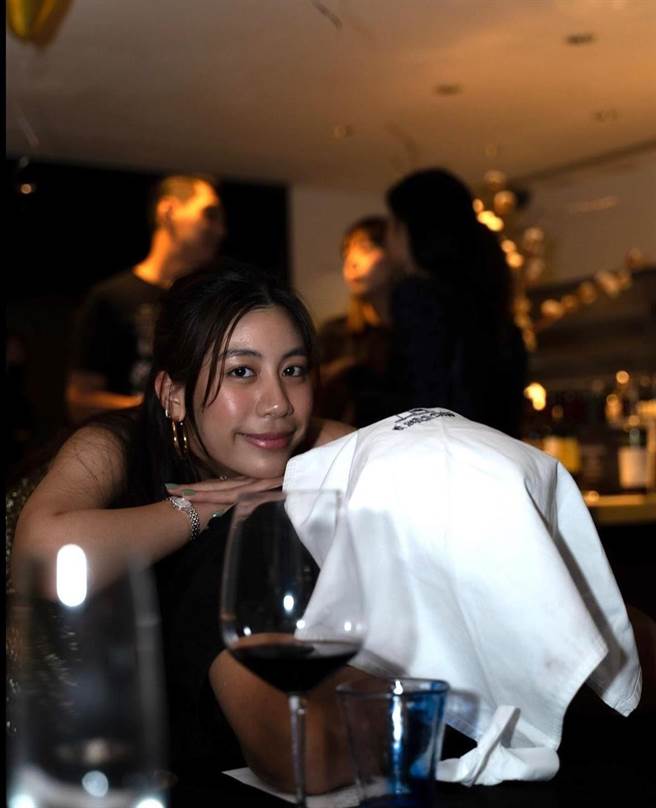 巫启贤（右）用白色餐巾盖住头和女儿巫咏欢合照。（翻摄蒋雅淇IG）