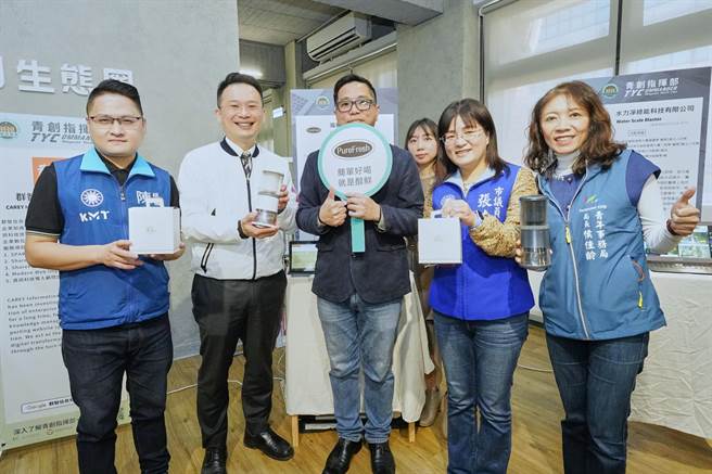 桃园市副市长苏俊宾（左二）今赴青年局青创基地进驻招募会，与各团队互动交流。（青年局提供／蔡明亘桃园传真）