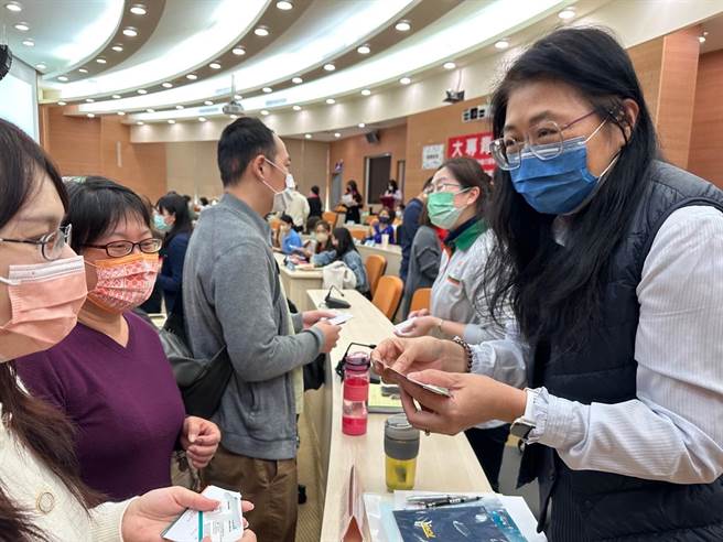 大学院校代表与企业代表互相交换名片，以便进一步联络运用「大专青年预聘计划」的合作事宜。(中彰投分署提供)