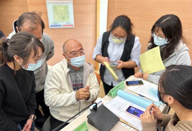 大学院校代表与企业代表热络交流，寻求共同运用「大专青年预聘计划」的合作机会。(中彰投分署提供)