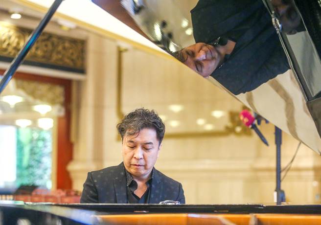 2023 TIFA 台湾国际艺术节 NSO《狂想映像》18日将在国家音乐厅登场，日本爵士钢琴名家小曾根真，届时将呈现拉赫玛尼诺夫《帕格尼尼主题狂想曲》。 （粘耿豪摄）