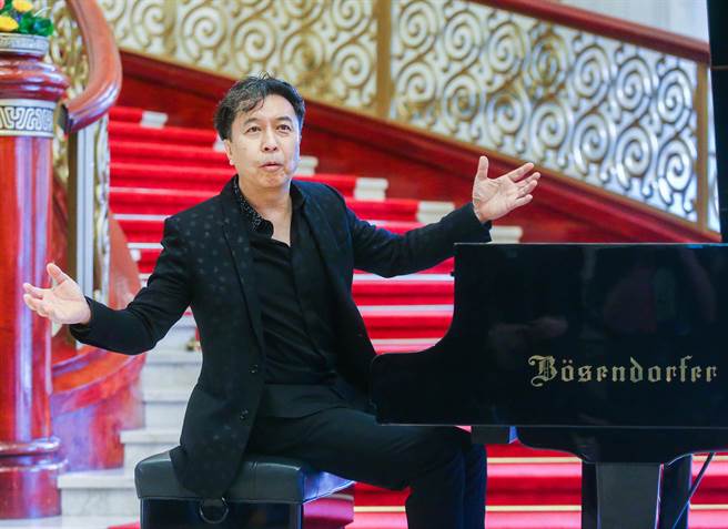 即将在18日于国家音乐厅登场的2023 TIFA 台湾国际艺术节 NSO《狂想映像》，日本爵士钢琴名家小曾根真，在记者会中表演一段即兴钢琴演奏。（粘耿豪摄）