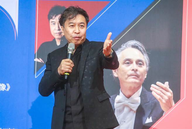 2023 TIFA 台湾国际艺术节 NSO《狂想映像》18日将在国家音乐厅登场，日本爵士钢琴名家小曾根真出席记者会，并指出他的音乐背景是99％爵士音乐、1％古典音乐，42岁时才开始演奏古典音乐的他，充满爵士音乐家的天性，不单只是改变谱上的音，还会即兴地再对这部伟大作品做出一些贡献，如同生活中每天都会有很多即兴的事情发生。他也笑称，爵士音乐的独特在于此时此刻、仅此一次，要是觉得不喜欢，也只会听这一次。（粘耿豪摄）