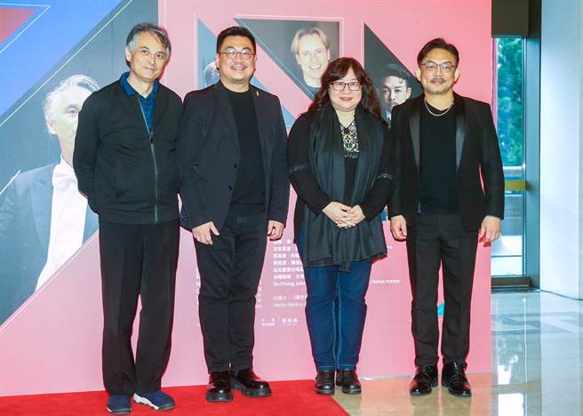 即将在18日于国家音乐厅登场的2023 TIFA 台湾国际艺术节 NSO《狂想映像》，指挥准．马寇尔（左起）、台北爱乐合唱团合唱指导古育仲、台北爱乐合唱团合唱指导张维君、男低音罗俊颖出席并合影。（粘耿豪摄）