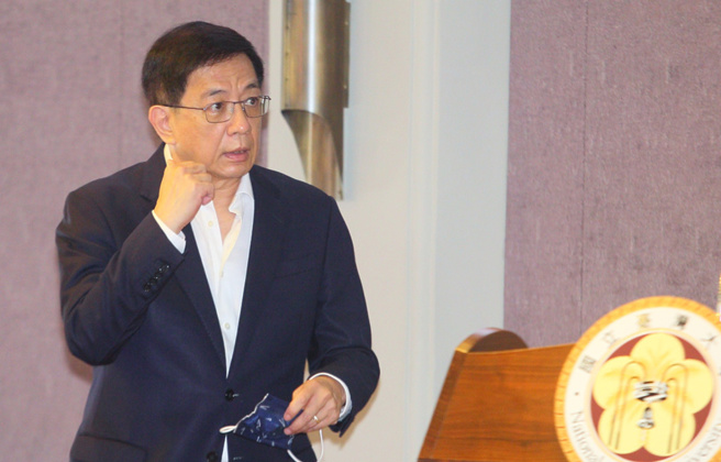 台大去年8月9日召开记者会，撤销林智坚硕士学位，遭后者护卫队批评「突袭」、「不给林智坚机会」。(图／本报资料照)