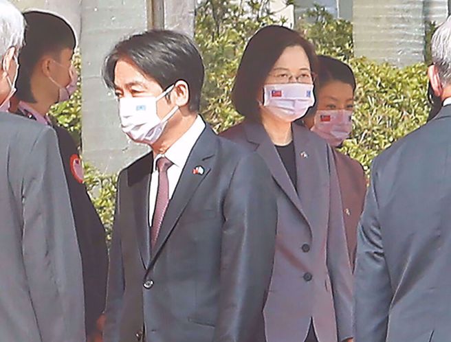 总统蔡英文(中右)与副总统赖清德(中左)。（图／本报系资料照）