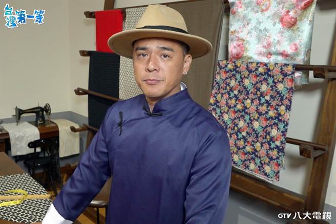 窦智孔在迪化街换上不同时空的服装。（八大提供）