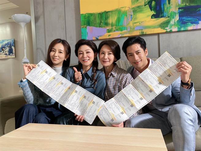 陈亚兰（右二）邀请王彩桦（左二）担任《嘉庆君游臺湾》舞台剧神秘嘉宾，邀请《加油喜事》媳妇周晓涵（左一）、儿子周孝安（右二）来看戏。（欣湉国际提供）