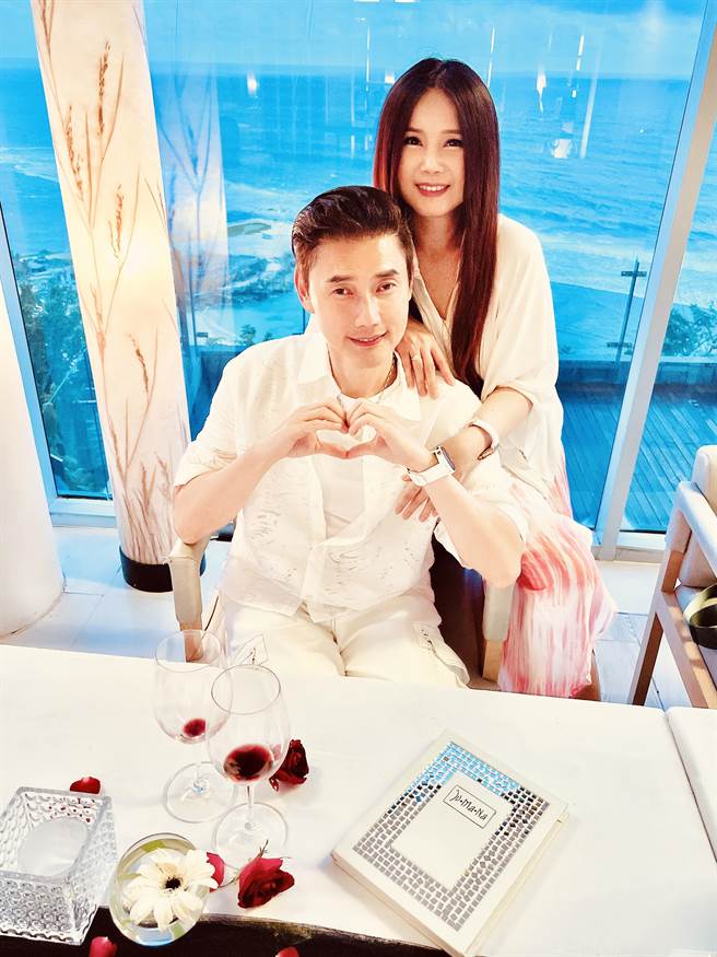 包偉銘、老婆劉依純日前在峇里島度假，浪漫享受美食。（翰森娛樂提供）