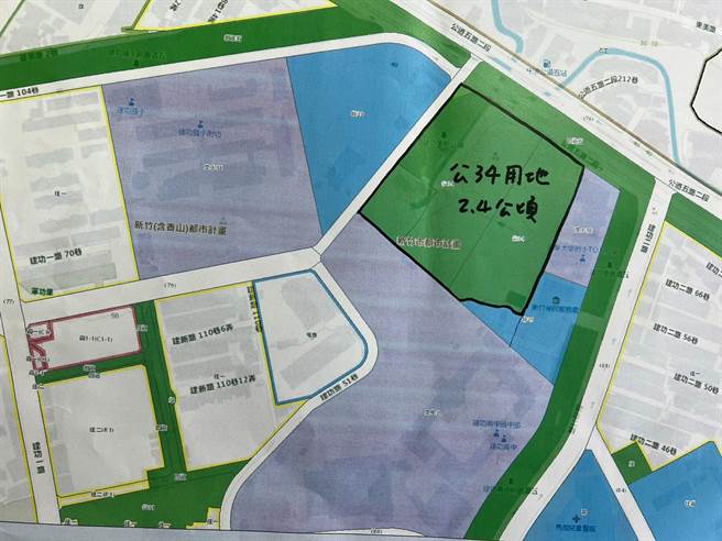 立委邱显智与市议员蔡惠婷昨邀集市府、建功高中校长、财政部国有财产署、国防部军备局等相关单位，齐聚建功高中旁之2.4公顷閒置用地会勘。（邱显智提供／王惠慧新竹传真）