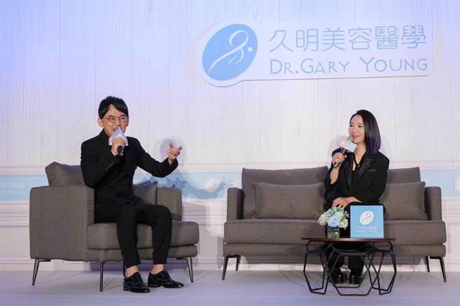 陶晶莹（右）与黄子佼时隔8年同台出席活动。（久明美容医学提供）