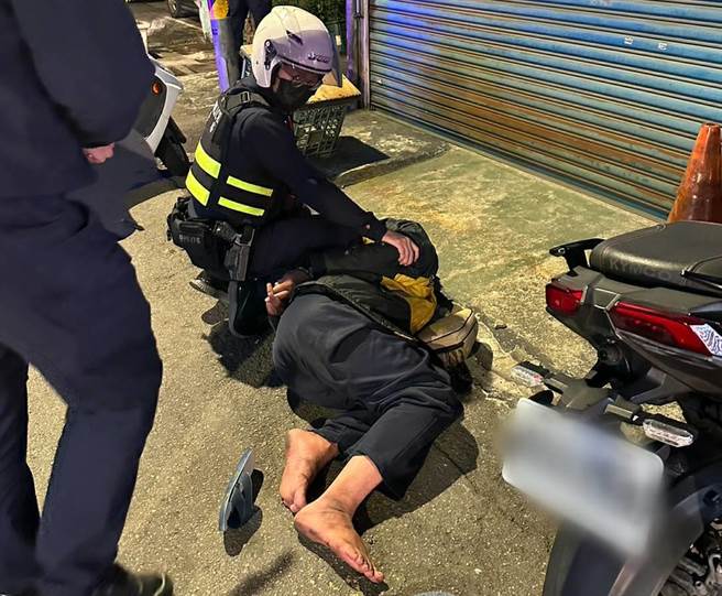 警方获报赶抵现场，随即将嫌犯压制。（警方提供）