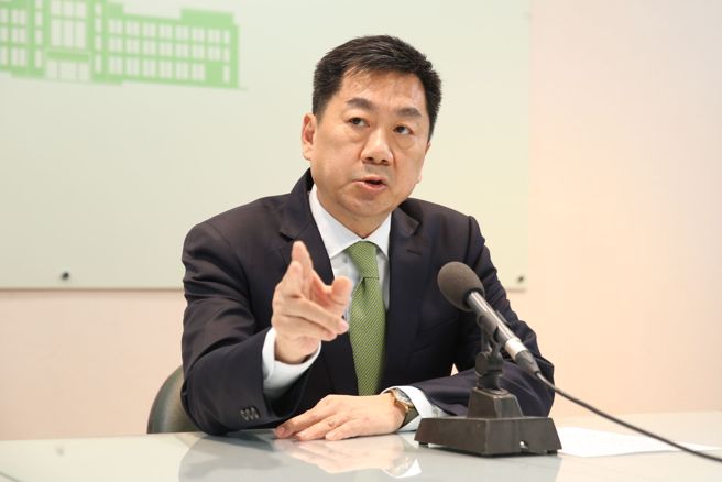 行政院长发言人陈宗彦（见图）17日针对媒体报导担任台南市新闻及国际关系处处长时疑似不当接受业者性招待一事举行记者会，但仅表示媒体未经查证而并未正面回应事实与否。（图／杜宜谙摄）