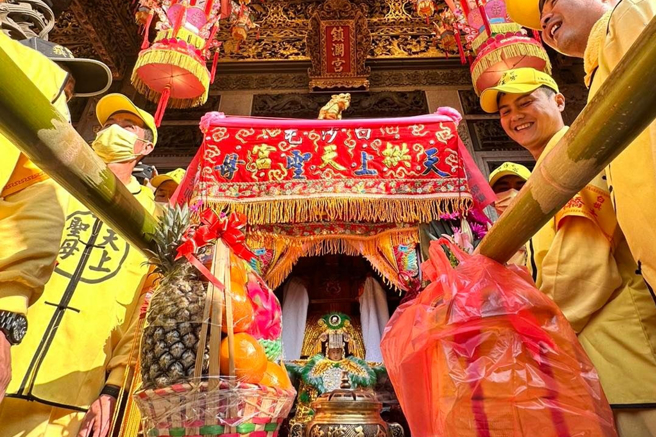 白沙屯妈祖进香活动长达9天8夜，随行的香灯脚若无法走全程，或是走累了要休息，有业者与信眾们都提供「休息专车」免费载运。（中时资料照）