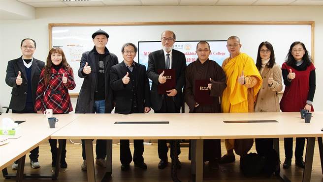 华梵大学林从一校长（中）与印尼体正佛教大学校长学亲法师（右四）签署学术合作备忘录。（华梵大学提供）