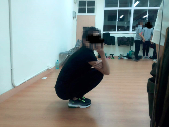 一名女同學深夜在教室自拍，意外捕捉到奇異畫面。（圖／翻攝自臉書 靈異公社）