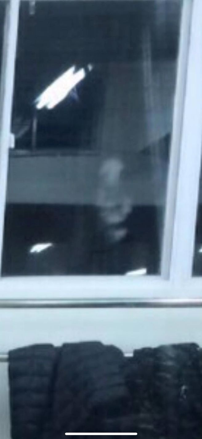 照片放大後，有一坨白色的不明物體，引發網友熱烈討論。（圖／翻攝自臉書 靈異公社）
