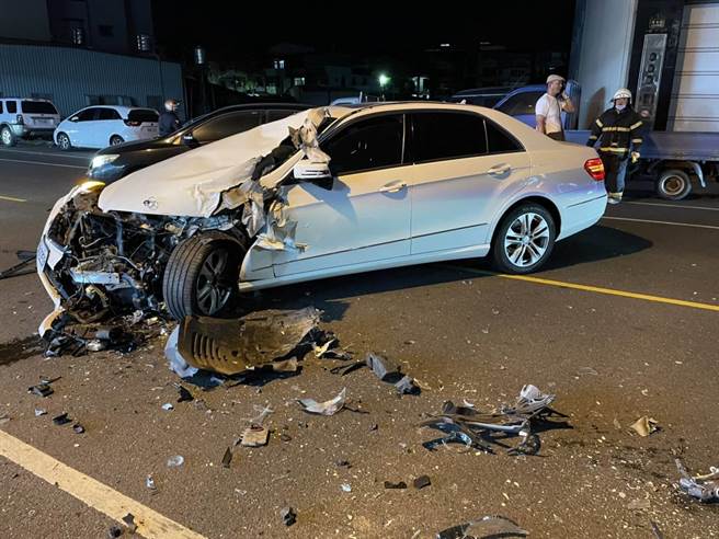 酒驾跨越车道超车，宾士男迎面撞翻水肥车。(屏县消防局提供)