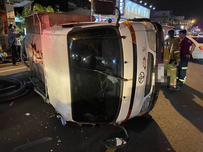 酒驾跨越车道超车，宾士男迎面撞翻水肥车。(屏县消防局提供)