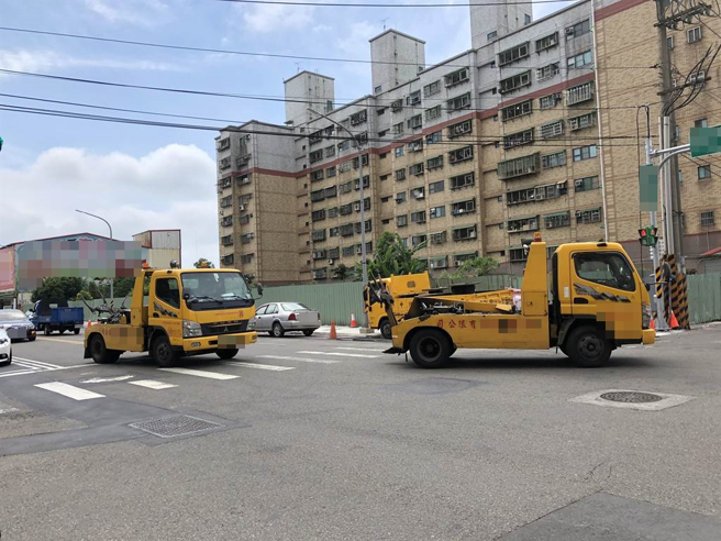 男子的爱车因抛锚坐上拖车，但因拖车司机在1处科技路口违规遭拍，没想到收到罚单的是爱车抛锚的男子。图非当事拖车，仅供示意。（示意图/中时资料照）
