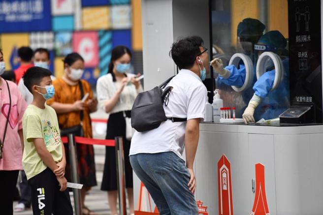 就已公布的大陆地方政府而言，2022年至少花费已高达3520亿人民币用于疫情防控支出。（图／新华社）