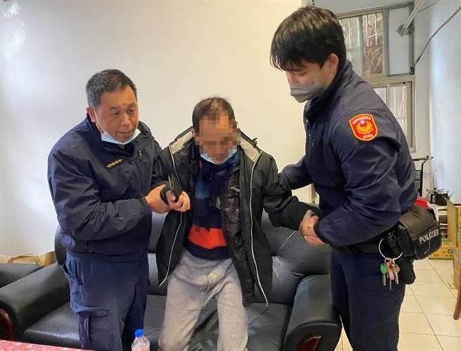 桃园一名老翁搭车坐过头，不慎坐到竹围渔港总站因而迷路。（翻摄照片／蔡明亘桃园传真）