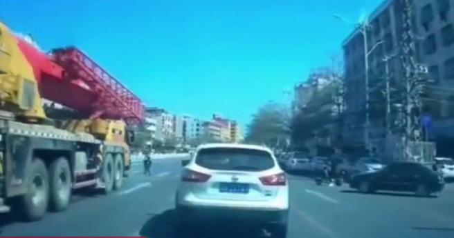 吊车司机直接开过去，辗过这在过马路的2名学生。（图／翻摄自微博）