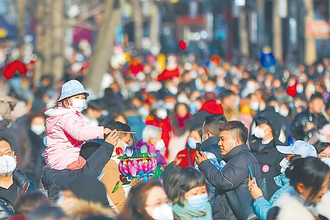 在解封效应下，大陆春节长假的国旅出游达3.08亿人次，已恢復至2019年同期的88.6％，市场预期今年大陆经济復甦力道不淡，台商应把握其内需消费大幅增长契机。图／中新社