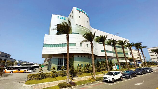 华德动能台中港厂新厂，年产能达1,700辆电动巴士整车。