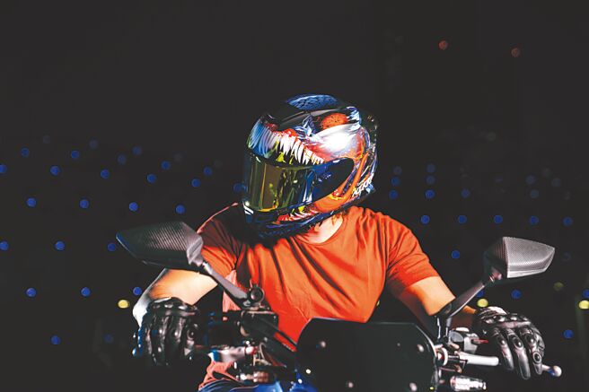 东亿兆Nikko「N-806II」型安全帽，是全台唯一通过欧盟最新安全认证ECE.06版的安全帽，彩绘外观添加夜光涂料，暗处自动产生夜光效果，安全性提升。图／东亿兆公司提供