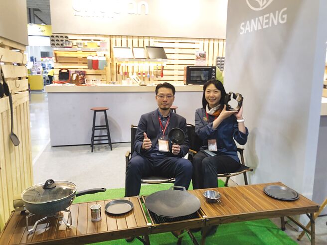 三能-KY參加台北國際烘焙暨設備展，台灣三能總經理張心怡（右）與行銷中心總監張志豪（左）姊弟共同宣布，下半年將進軍兩岸露營炊具市場。圖／沈美幸