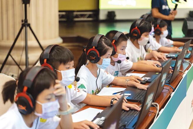 「国泰反毒英雄争霸赛暨PaGamO全国学科电竞大赛」第四届开跑，即日起至5月8日开放报名，等待亲师生组队赢取丰富大奖。图／国泰金控提供