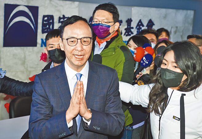 国民党主席朱立伦（中）昨天说，目前没有要见郭台铭的规画，黄健庭去见郭台铭，这是黄自己约的会面，他对此表示尊重。至于2024总统参选人国民党要徵召还是初选？朱立伦表示，不管什么样的建议都很好，但重要的是国民党要赢。（罗永铭摄）