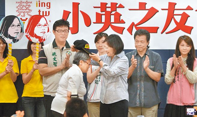 前屏东县长潘孟安抛出，「小英之友会」应併进「信赖台湾愿景协会」，大家要整合。但英系成员民进党台北市议员洪健益认为，潘的提议恐对小英总统及小英后援会不尊重，党内人士认为，2个组织应该是「合作」，而不是「合併」。（本报资料照片）