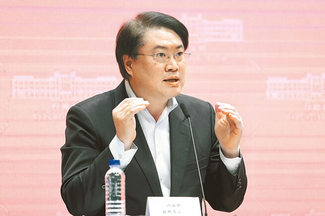 内政部长林右昌16日在行政院会会后记者会上，说明《中产以下自用住宅贷款户支持方案》的内容，并强调这并非拿税金补贴民眾买房，而是让中、低薪的已购屋者减轻生活负担。（黄世麒摄）