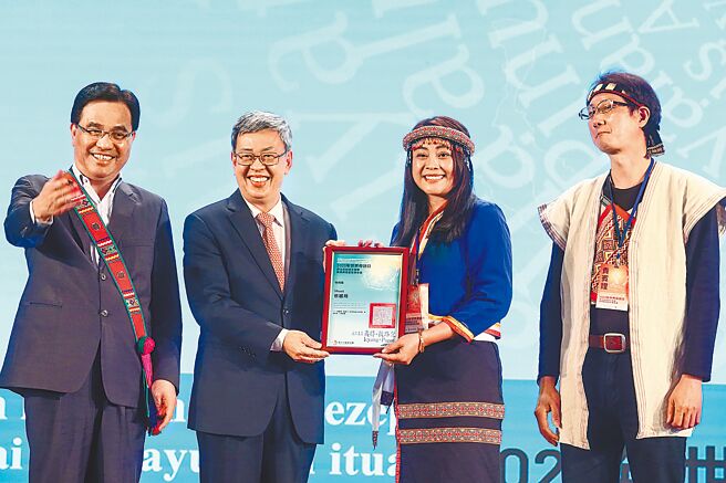 行政院长陈建仁（左二）今将赴立法院施政报告。图为他16日出席原住民族语言发展会议并颁奖。（邓博仁摄）