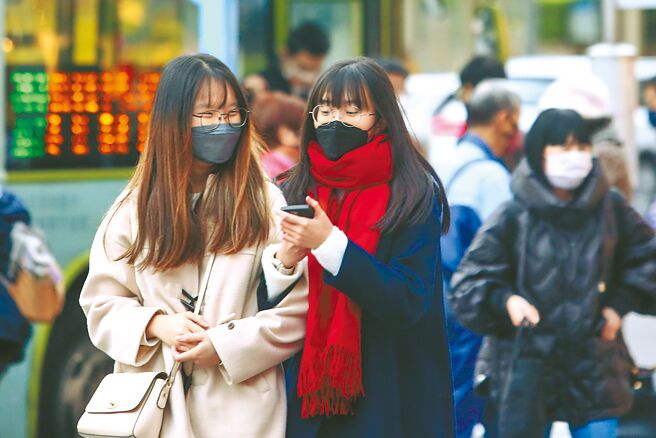 疫情指挥中心预告，若疫情稳定，确诊者隔离措施将改为「0+N」，轻症也不需通报，相关措施预计3月上路，图为民眾自主佩戴口罩逛街。（本报资料照片）