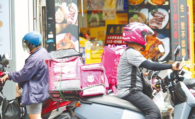 外包发案平台公布数据显示，会员逾5成拥有「正职」工作。图为外送员穿梭街头送餐。（本报资料照片）