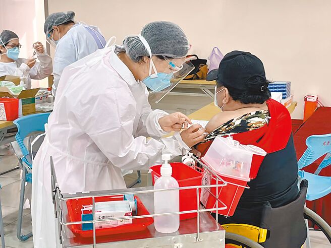 桃园市从24日起至3月20日前，设籍在桃园市且满65岁以上，于社区疫苗接种站接种新冠疫苗，可领超商礼券500元。（桃园市卫生局提供／陈梦茹桃园传真）