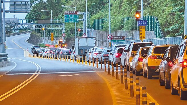 228连假预期苏花路廊南下花莲将涌现车潮，公路总局祭出交通管制措施。（王志伟摄）