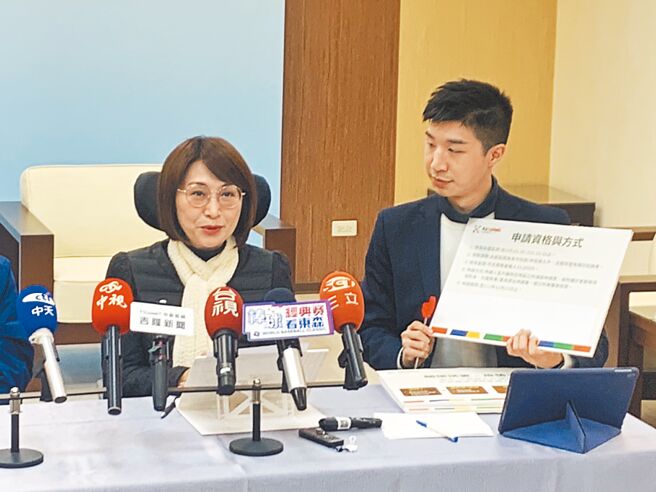 基隆市长谢国梁在竞选时提出发放染疫慰问金政见，市府社会处长杨玉欣（左）16日表示，将针对基市低收入户、中低收入户发放。（徐佑升摄）