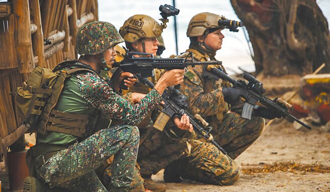 美国与菲律宾将于4月举行大规模联合军演。图为今年2月16日，美国与菲律宾海军陆战队在菲律宾进行突袭演练。（摘自美国海军陆战队官网）