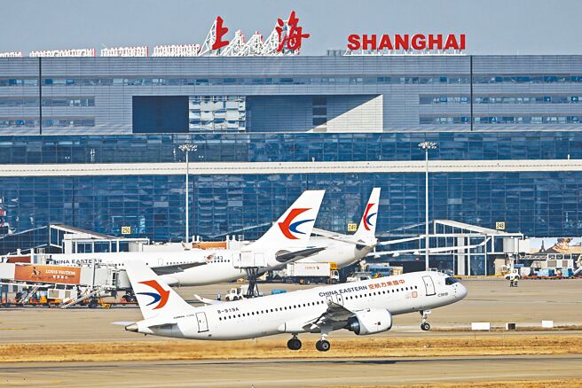 中共中央政治局16日举行常委会，正式宣布大陆已走出新冠疫情大流行，与此同时，大陆1月民航旅客运输规模年增34.8％，恢復至2019年的七成半。图为上海虹桥机场。（中新社）