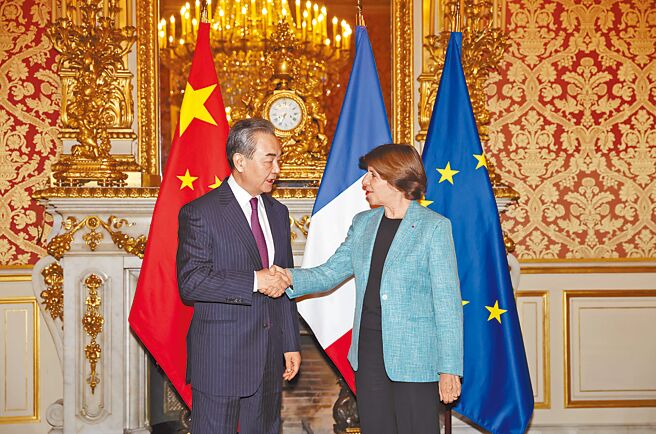 中共中央政治局委員、中央外事工作委員會辦公室主任王毅（左）2月15日會見法國外長柯隆納。（新華社）