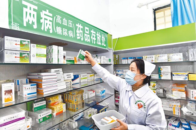 大陆国家医保局15日发布通知，推进门诊共济保障机制改革，例如武汉近日将职工医保门诊的统筹定点零售药店，从原来29家增至5000多家方便就医购药。图为山东某药局员工为慢病患者取药。（新华社）