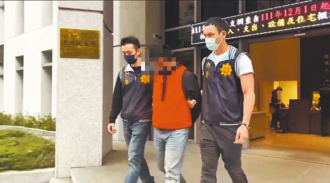 芦洲警方日前破获一个由黑帮控制的诈骗集团，由竹联帮孝堂松山会成员48岁林姓男子（橘衣者）吸收情侣檔、通缉犯、外送员等，依每人的性质做缜密的分工，短短6个月便狂捞315万余元。（芦洲警分局提供／黄敬文新北传真）