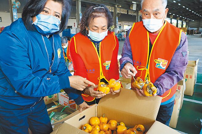 新北丑蔬果捐赠单位最大宗为新北市果菜运销公司，累计2个果菜市场6年捐赠数量达480吨。（叶德正摄）