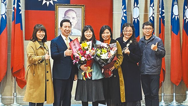 金门地区多位校长特别赶到县府，献花给新任教育处长孙丽琪（左三）表示祝贺。（于家麒摄）
