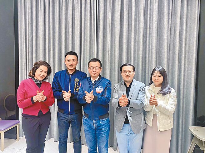 立委参选人邱继泰（左二）与罗智强（中）、市议员梁为超（右二）等人，用兔年拜年手势合影。（邱继泰竞选服务处提供／陈梦茹桃园传真）